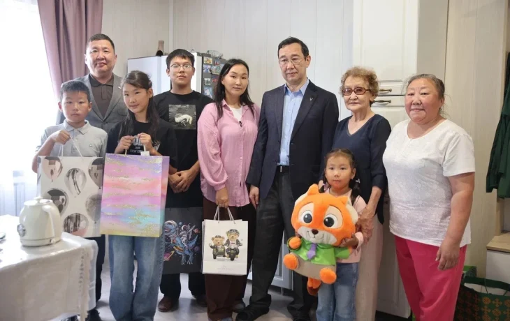 Айсен Николаев навестил семью участника СВО  в Чурапчинском районе
