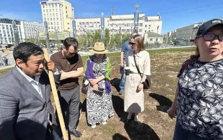 Фотофакт: Лучшие умы продолжают искать способ озеленить газон на площади Республики