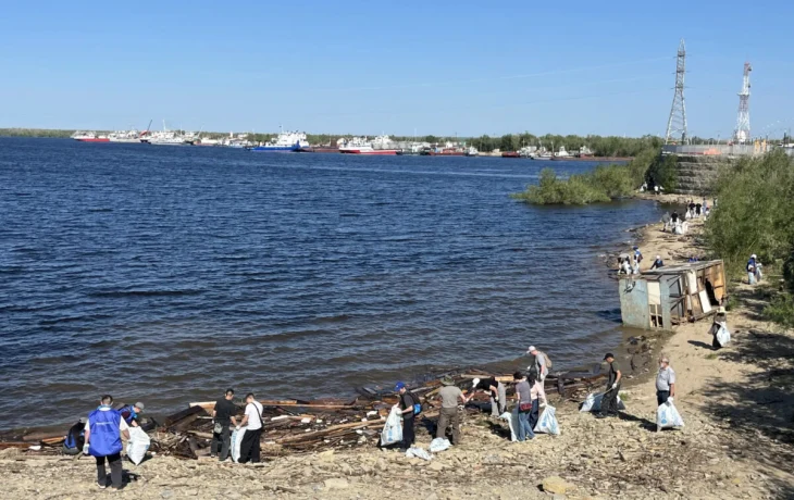 Два кубометра мусора собрали на берегу реки Лены в Якутске