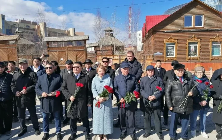 Якутяне возложили цветы к памятнику Степану Аржакову
