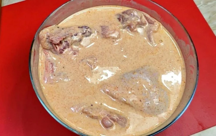 Нежнее не&nbsp;бывает: почему Юлия Высоцкая маринует курицу именно в&nbsp;кефире (секрет сочного ужина за&nbsp;5 минут подготовки)