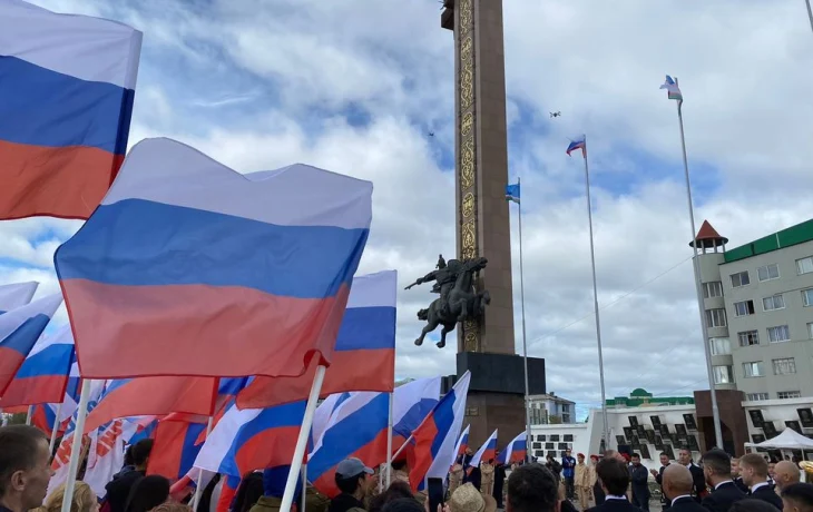 Триколор &mdash; символ величия России: Айсен Николаев поздравил с Днём Государственного флага