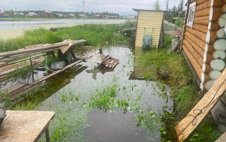 Вода от аномальных дождей в селе Сунтар начала отступать