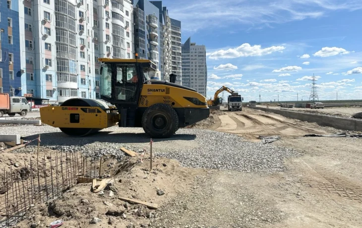 Фотофакт: В Якутске строят новую дорогу с велодорожкой и пятью полосами у перекрестка