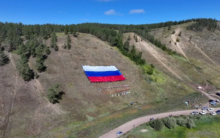 На сопке Чочур Муран в Якутске развернули большой триколор