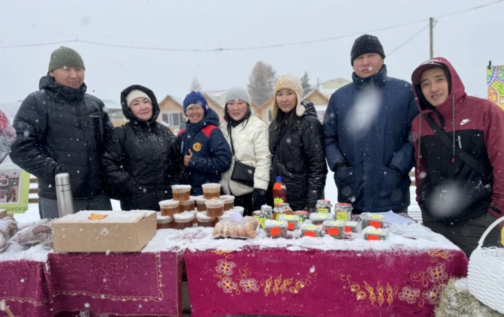 Снег не помеха: в Бердигестяхе состоялась осенняя ярмарка