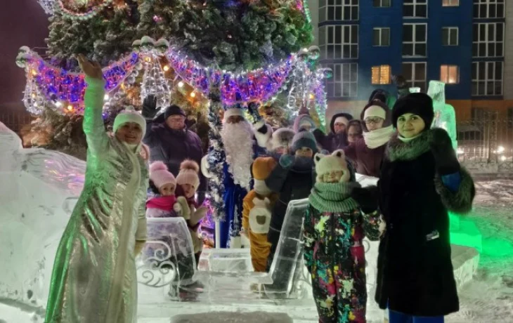 Железнодорожники зажгли главный символ Нового года в Алдане