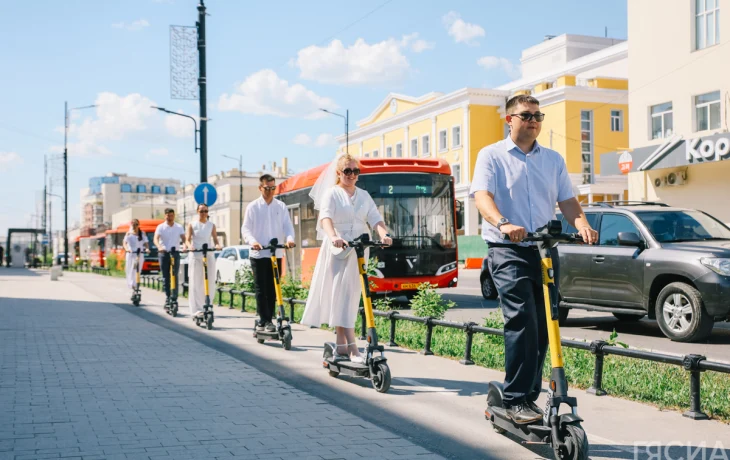 Молодожены устроили праздничный пробег на электросамокатах в Якутске