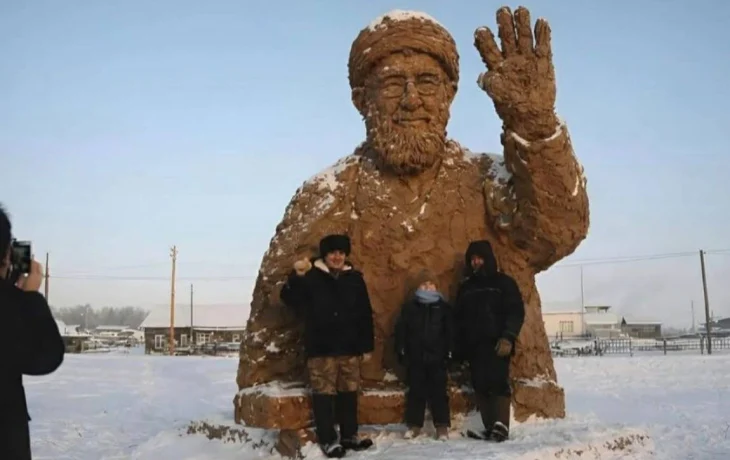 В Якутии вылепили Али Хаменеи из навоза?