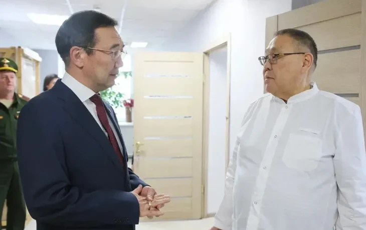 Айсен Николаев проверил работу с призывниками и контрактниками в Якутске