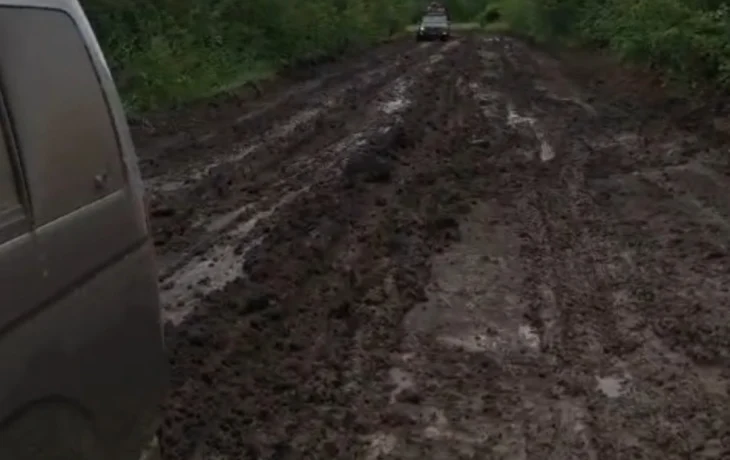 В Нюрбинском улусе дорога превратилась в &laquo;кашу&raquo;. Такси и фуры застревают