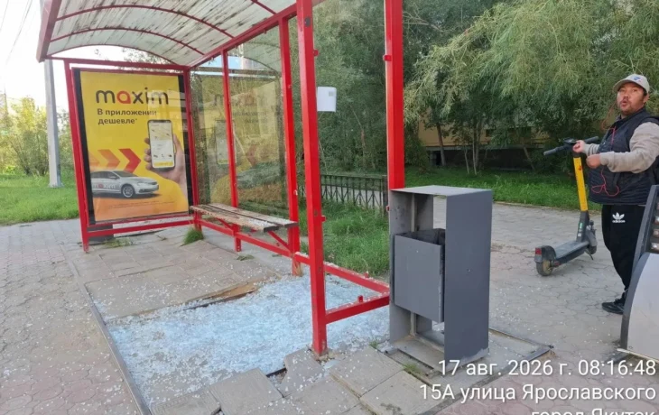 В Якутске пьяная девушка разбила стеклянную стенку остановки