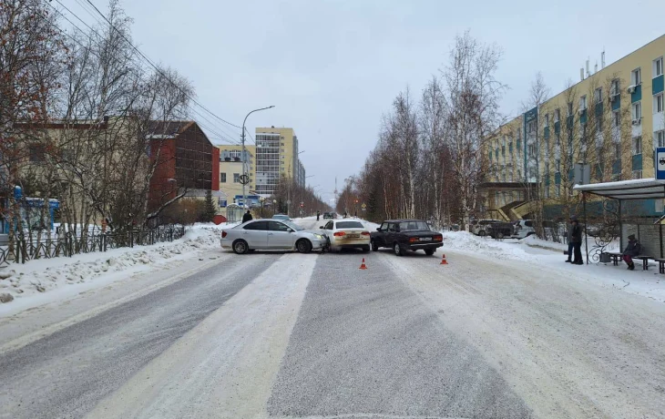 В Мирном из-за мальчика, переходившего дорогу в неположенном месте, столкнулись три машины