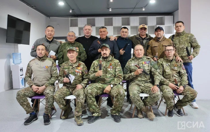 Якутские ножи от главы республики получили 12 ветеранов СВО