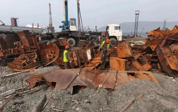 В порту Тикси подняли затонувшее научное судно &laquo;Океанолог&raquo;