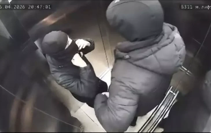 В Якутске неизвестные в черных масках зашли в жилой дом