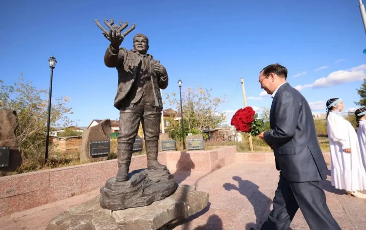 Айсен Николаев почтил память Александра Иванова, бывшего главы Оленекского улуса