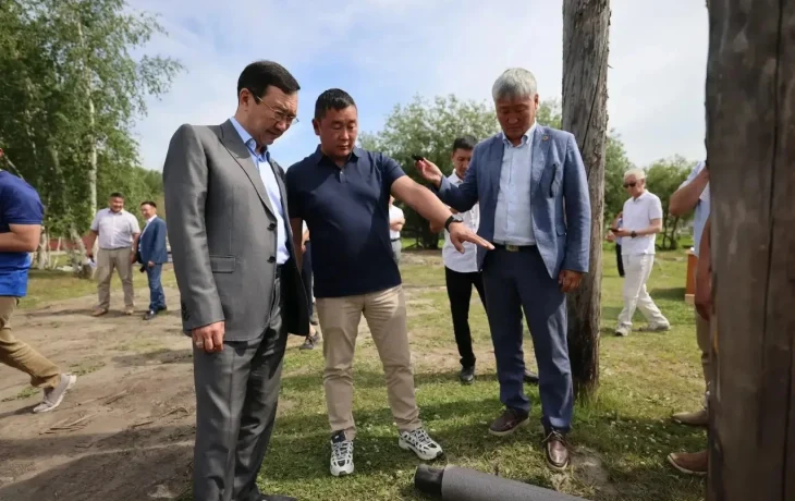 Айсен Николаев проверил ход газификации и строительство водопровода в Бердигестяхе