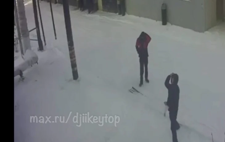 В Якутске подростки забрасывают яйцами проезжающие машины и окна домов