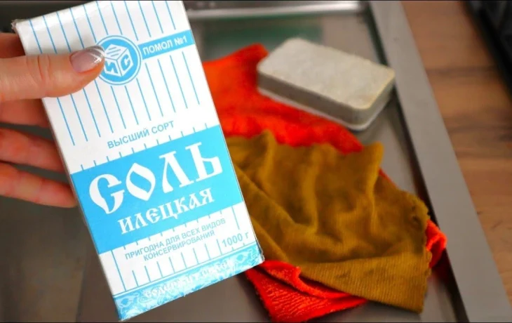 Зачем опытные хозяйки сыплют соль на утюг и стулья: 5 хитростей