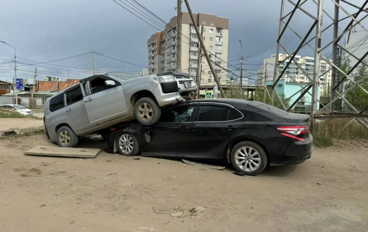 Пьяный водитель наехал на припаркованную Toyota Camry в Якутске