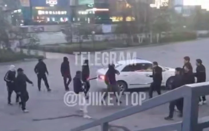 В Якутске две группы молодых людей устроили разборки с битами и пистолетом