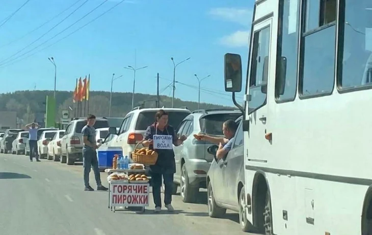 Мэрия Якутска организовала туалеты и горячее питание для автомобилистов, стоящих в очереди за топливом