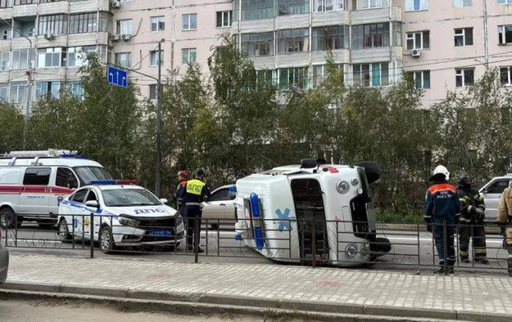 В Якутске водитель не уступил машине скорой помощи дорогу, что привело к опрокидыванию медтранспорта