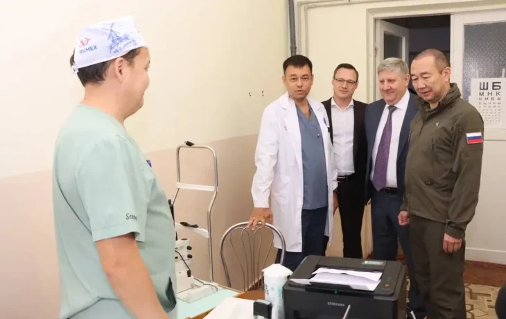 Айсен Николаев в Докучаевске встретился с медиками из Якутии